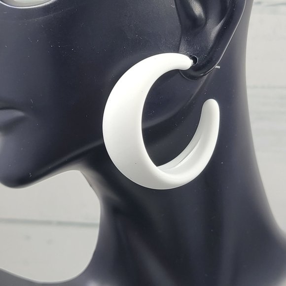 White 80's Retro Smooth Matte Texture 1.5" Semi Wide Fashion Hoop Earrings - Picture 8 of 11